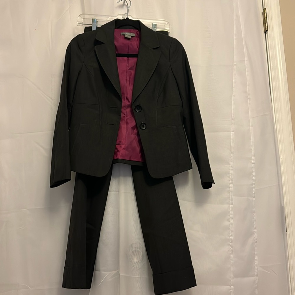 Excellent condition beautiful gray Ann Taylor suit with stunning pink lining.